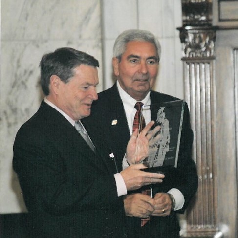 Jim Lehrer receives the 2003 Freedom Award from USCHS President Ronald Sarasin